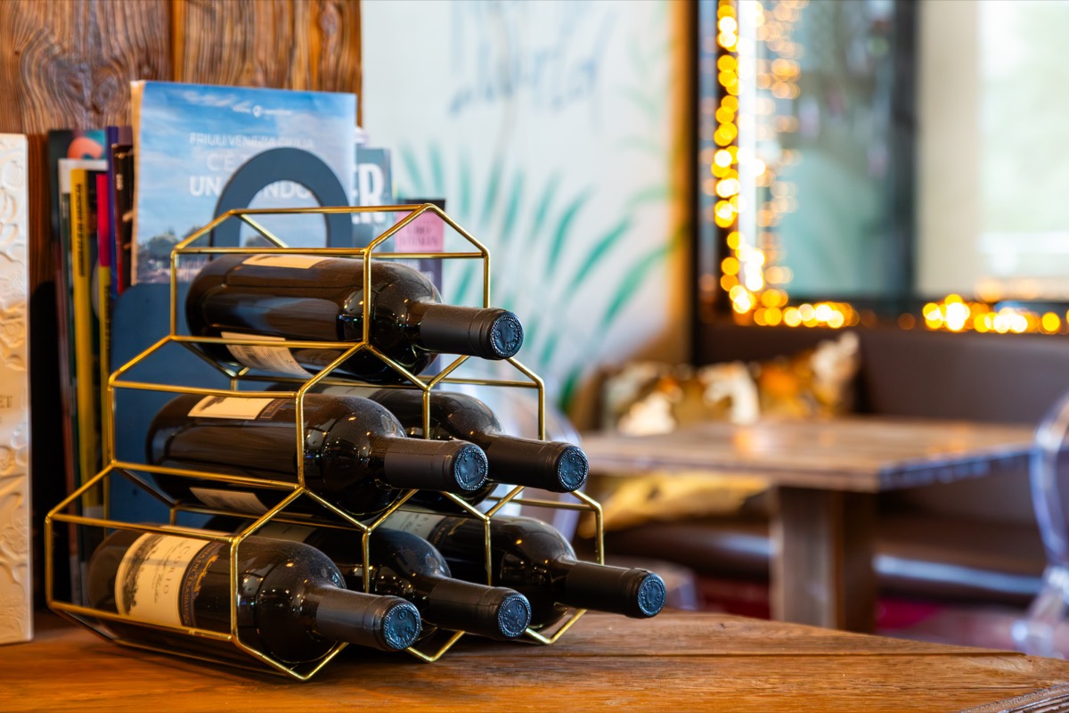 Rastrelliera con la selezione di vini